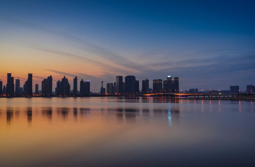 The Nanjinger - Bengbu; Pearl City Pulled by Railways, Glass and the Broad Huai
