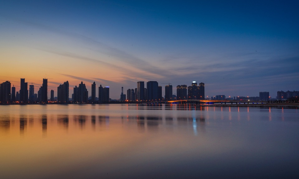 The Nanjinger - Bengbu; Pearl City Pulled by Railways, Glass and the Broad Huai