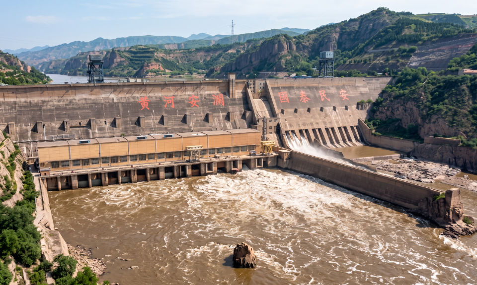 The Nanjinger - Sanmenxia; A Dam, a River & the Things Silt Remembers