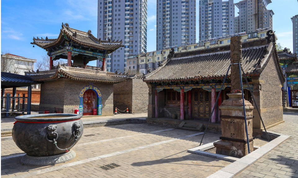 The Nanjinger - Chaoyang; Towers, Fossils and the Old Corridor