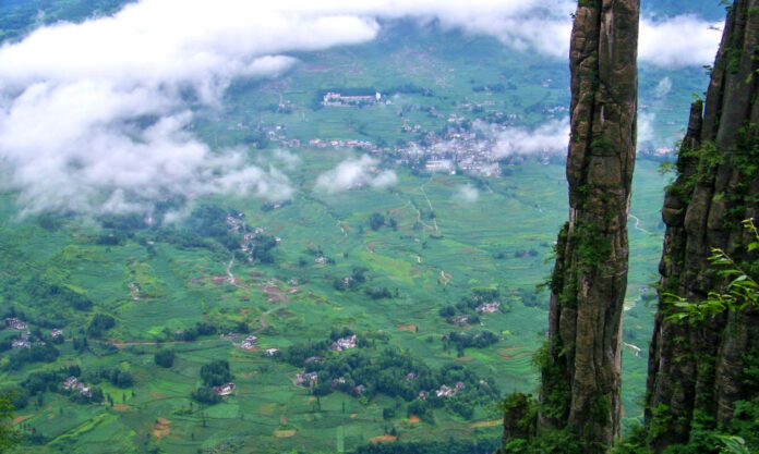 The Nanjinger - Enshi; 3.46 Million People, Tea Slopes and a UNESCO Geopark