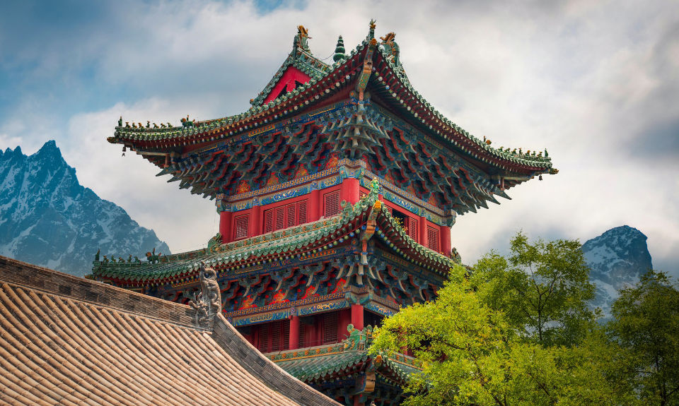 The Nanjinger - Luoyang; Old Capital Noise, Peonies and Faces Eaten Away by Time