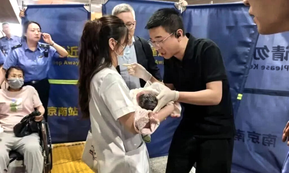 The Nanjinger - Baby on Board in High Speed Train Emergency Delivered by Urologist into Nanjing