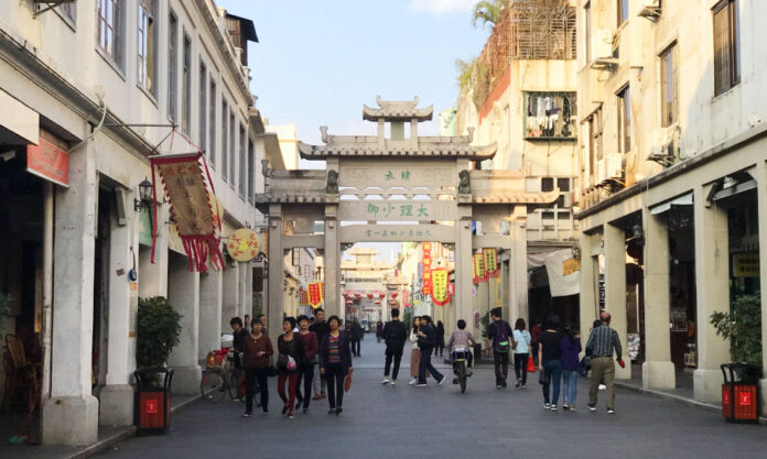 The Nanjinger - Chaozhou; the City that Ordered Its Crocodiles into Exile