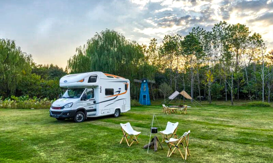 The Nanjinger - Car-Bed Campers Turn Hotel Car Parks into Free Showers and Toilets