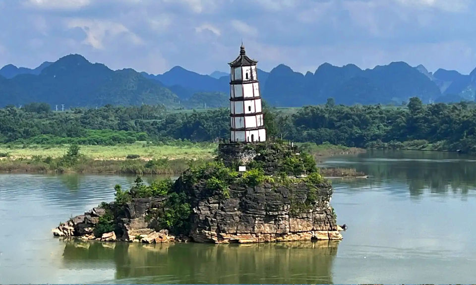 The Nanjinger - Chongzuo; the Border City of Sugar, Rock Paintings and a 100,000-Year-Old Jaw